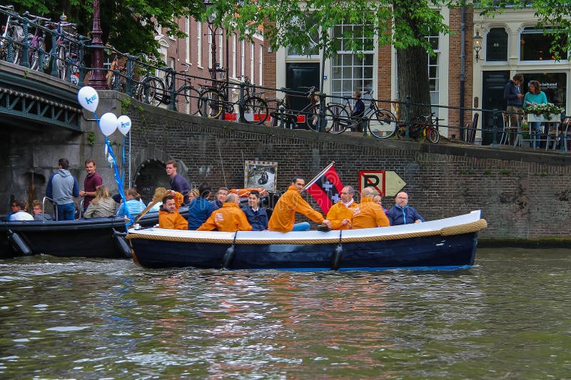 Leute im Boot auf Ausflügen der Kanäle von Amsterdam lizenzfreie stockbilder Leute im Boot auf Ausflügen der Kanäle von Amsterdam lizenzfreie stockbilder