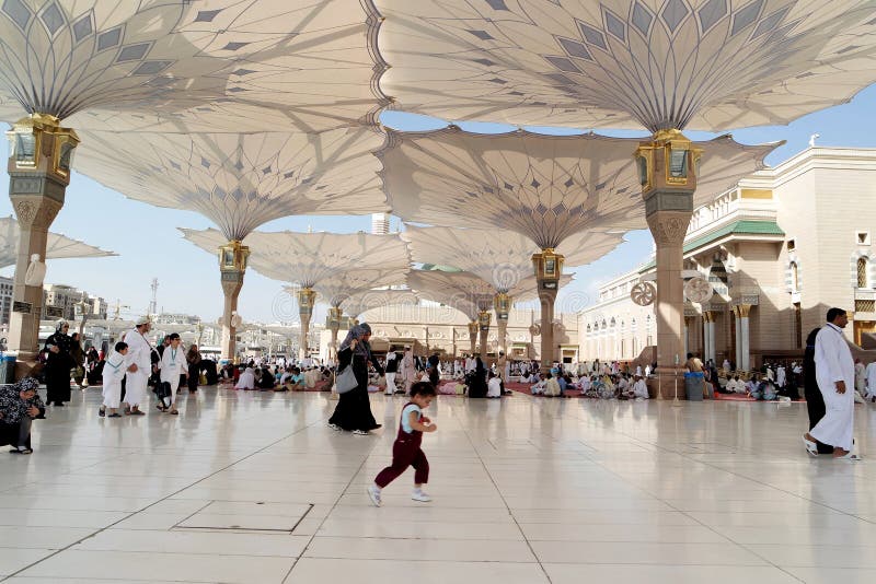 Leute im Hof der Moschee des Prophets in Medina S lizenzfreie stockfotografie Leute im Hof der Moschee des Prophets in Medina S lizenzfreie stockfotografie