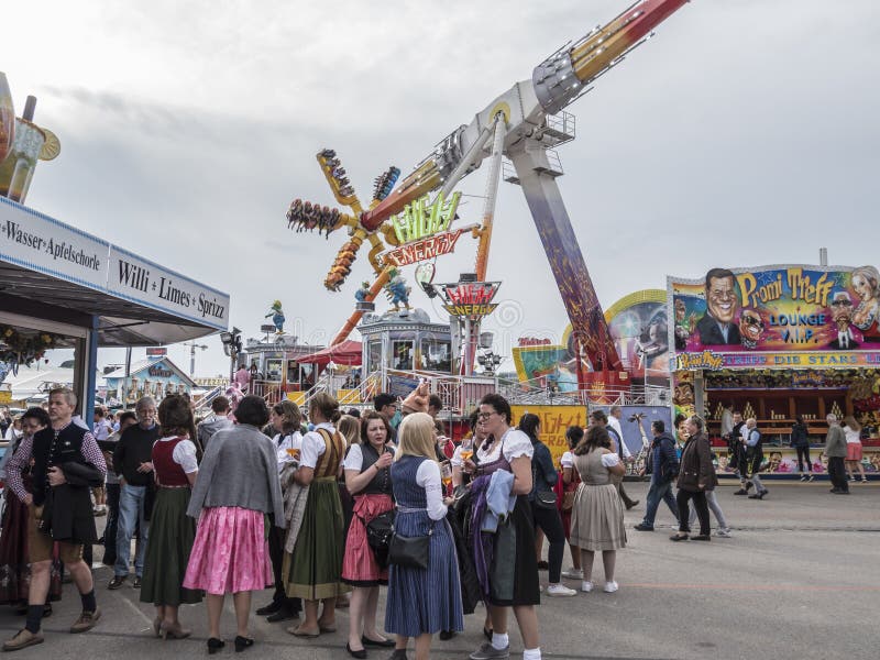Leute im Kostüm beim Oktoberfest lizenzfreie stockfotos Leute im Kostüm beim Oktoberfest lizenzfreie stockfotos