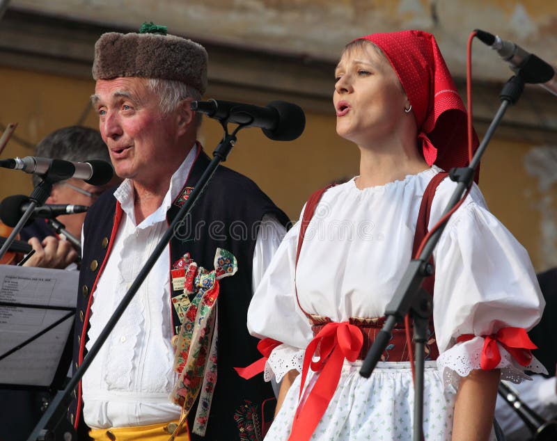 Leute kleideten im tschechischen traditionellen Trachtentanzen und im Gesang an. lizenzfreie stockbilder Leute kleideten im tschechischen traditionellen Trachtentanzen und im Gesang an. lizenzfreie stockbilder
