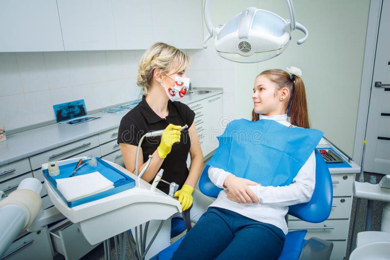 Leute-, Medizin-, Stomatologie- und Gesundheitswesenkonzept - glücklicher weiblicher Zahnarzt, der oben geduldige jugendlich Mädc stockfotografie Leute-, Medizin-, Stomatologie- und Gesundheitswesenkonzept - glücklicher weiblicher Zahnarzt, der oben geduldige jugendlich Mädc stockfotografie