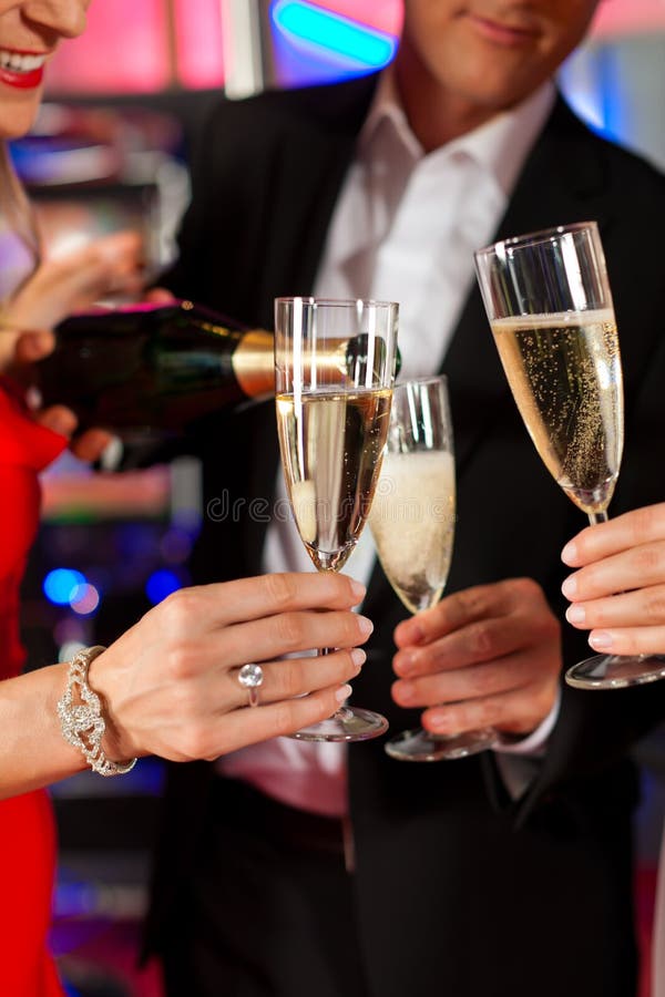 Leute mit champagner in einem Stab stockfotografie Leute mit champagner in einem Stab stockfotografie