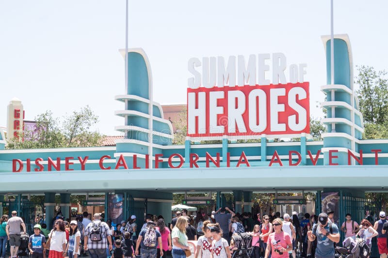Leute mit Kindern auf einem Weg in Disneyland parken Schalten Sie das Drehkreuz im Park ein lizenzfreies stockfoto Leute mit Kindern auf einem Weg in Disneyland parken Schalten Sie das Drehkreuz im Park ein lizenzfreies stockfoto