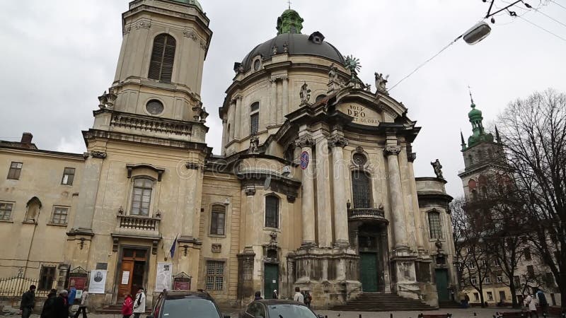 Leute nahe dominikanischer Kirche und Kloster in Lemberg, West-Ukraine