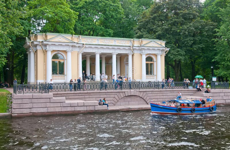 Leute in Rossi-Pavillon St Petersburg Russland lizenzfreies stockfoto Leute in Rossi-Pavillon St Petersburg Russland lizenzfreies stockfoto
