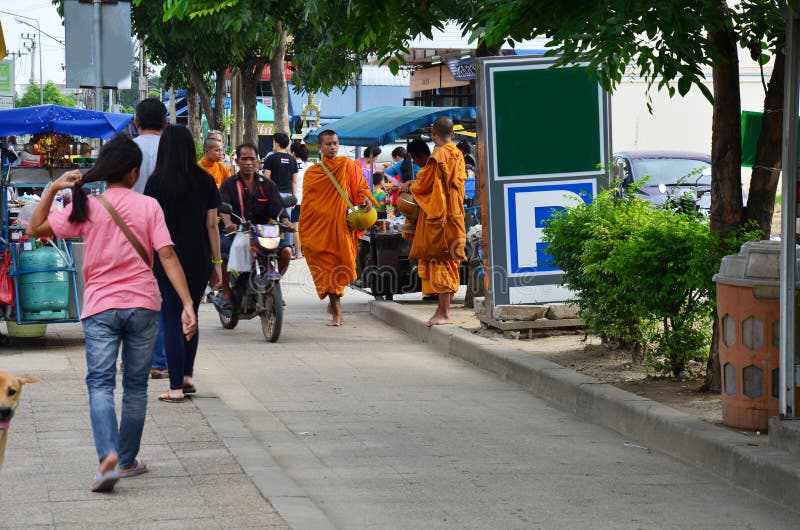 Leute setzten Lebensmittelangebote in eine buddhistische Almosenschüssel ein stockfotos Leute setzten Lebensmittelangebote in eine buddhistische Almosenschüssel ein stockfotos