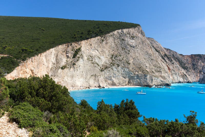 Leute und Yachten am blauen Wasser von Strand Porto Katsiki, Lefkas, ionischer Isl stockbild Leute und Yachten am blauen Wasser von Strand Porto Katsiki, Lefkas, ionischer Isl stockbild