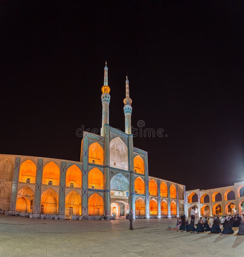 Leute vor der Moschee in Yazd lizenzfreies stockbild Leute vor der Moschee in Yazd lizenzfreies stockbild