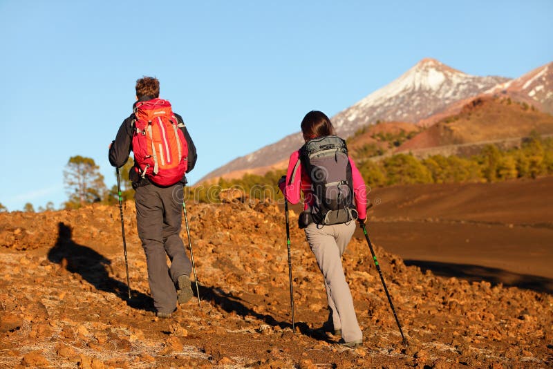 Leute wandern - gesunde aktive Lebensstilpaare lizenzfreies stockbild
