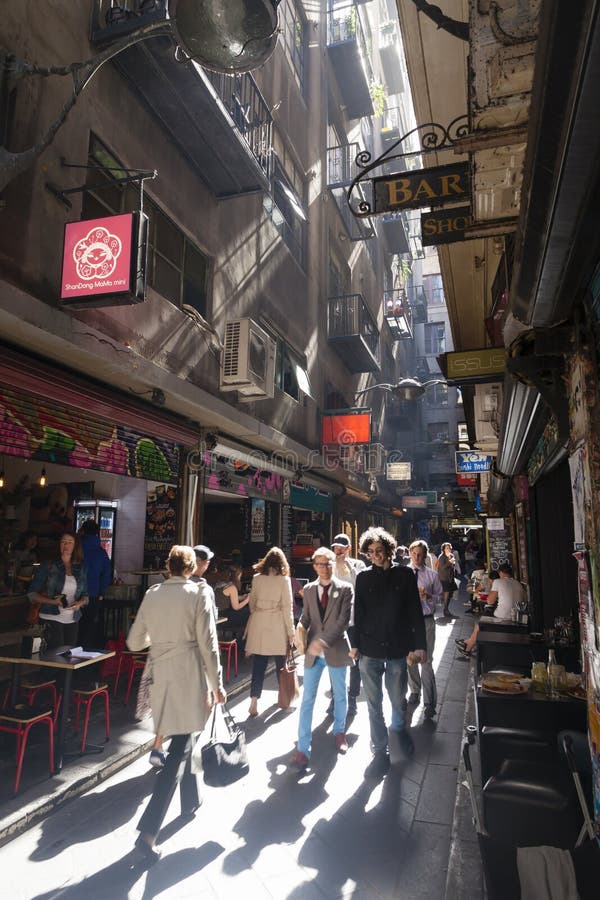Leute, welche die Stangen in einem laneway besuchen stockfotografie Leute, welche die Stangen in einem laneway besuchen stockfotografie