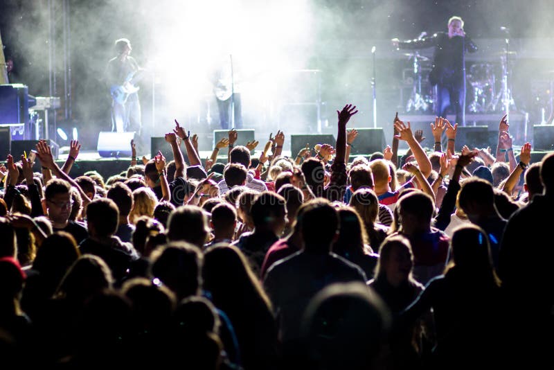 Gekleidete Oben Leute, Die Zu Einem Konzert Gehen Stockbild Bild von