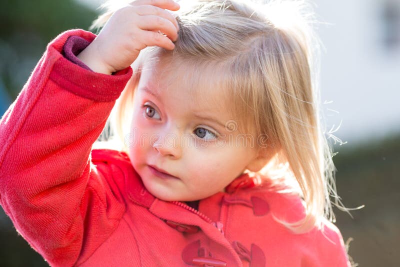 Leutemädchen-Abschlussporträt ernsten Denkens oder des traurigen jungen Babys kaukasisches blondes wirkliches im Freien stockfotos Leutemädchen-Abschlussporträt ernsten Denkens oder des traurigen jungen Babys kaukasisches blondes wirkliches im Freien stockfotos