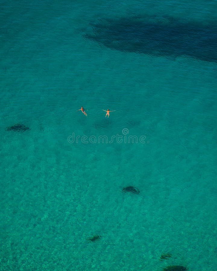 Leuteschwimmen im Meer stockfoto Leuteschwimmen im Meer stockfoto