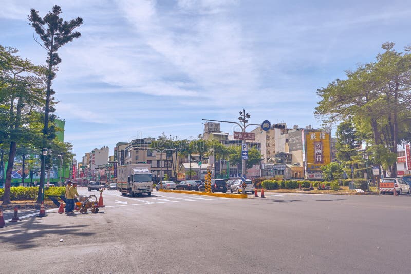 Leutetransport mit dem Auto, LKW und Packwagen über Verkehrsknotenpunkt von Karussell Ximen Yuan Huan lizenzfreies stockfoto Leutetransport mit dem Auto, LKW und Packwagen über Verkehrsknotenpunkt von Karussell Ximen Yuan Huan lizenzfreies stockfoto