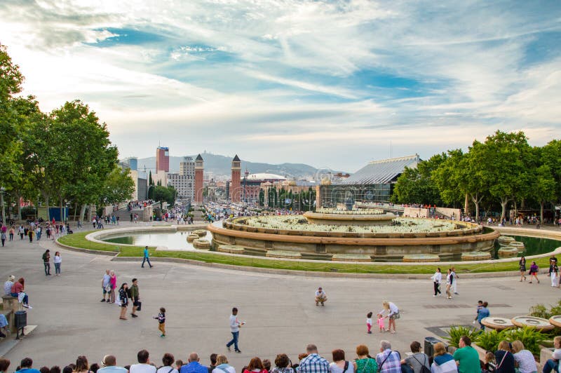 Leutewartewasserbrunnenshow des magischen Brunnens von Montjuic-Leistung stockfotos Leutewartewasserbrunnenshow des magischen Brunnens von Montjuic-Leistung stockfotos