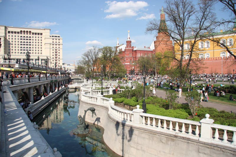 Leuteweg in Alexander Garden von Moskau der Kreml lizenzfreies stockbild Leuteweg in Alexander Garden von Moskau der Kreml lizenzfreies stockbild