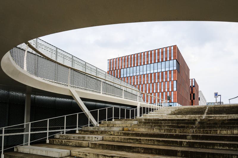 Nuovo la città sala un ponte arco nuvoloso Belgio.