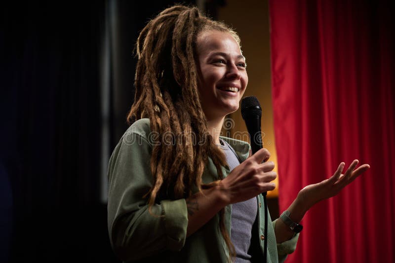 Leva presentationen på scenen med mikrofon arkivfoto