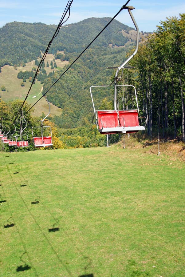 Télésiège au-dessus de la piste de ski photo stock