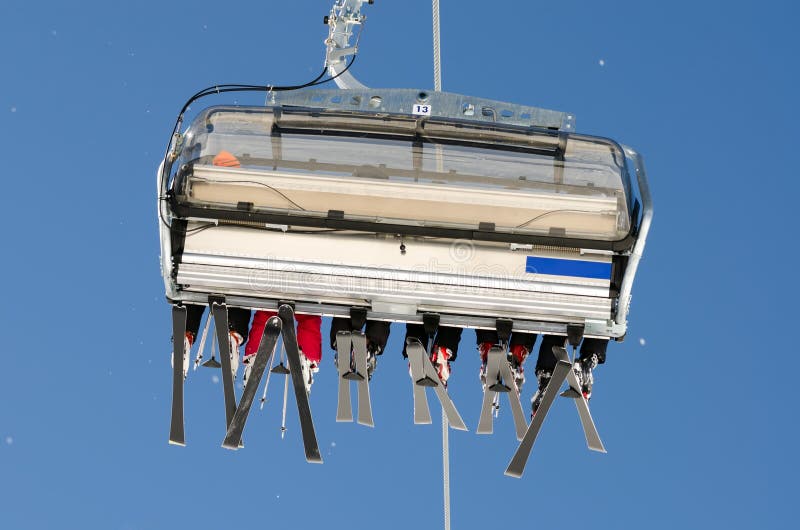 Remontée mécanique vue de derrière photos libres de droits