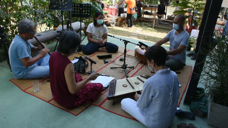 Levande band som spelar traditionell thai musikalisk konsert för resande som vill visa sin resande