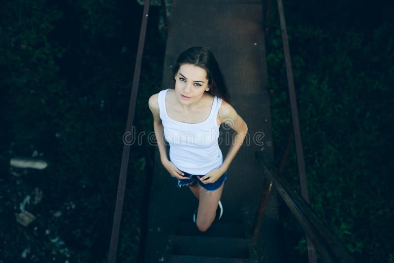 Rapariga jovem e bonita a posar foto de stock