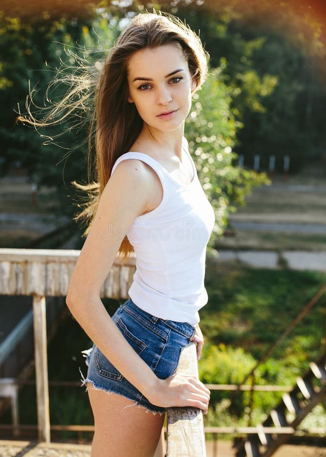 Rapariga jovem e bonita a posar imagens de stock royalty free