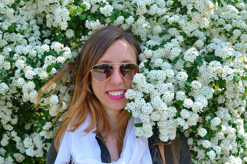 Levantamento da moça cercado por flores fotos de stock Levantamento da moça cercado por flores fotos de stock