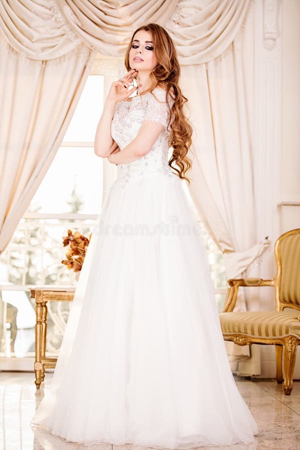 Levantamento elegante da mulher da noiva fotos de stock Levantamento elegante da mulher da noiva fotos de stock