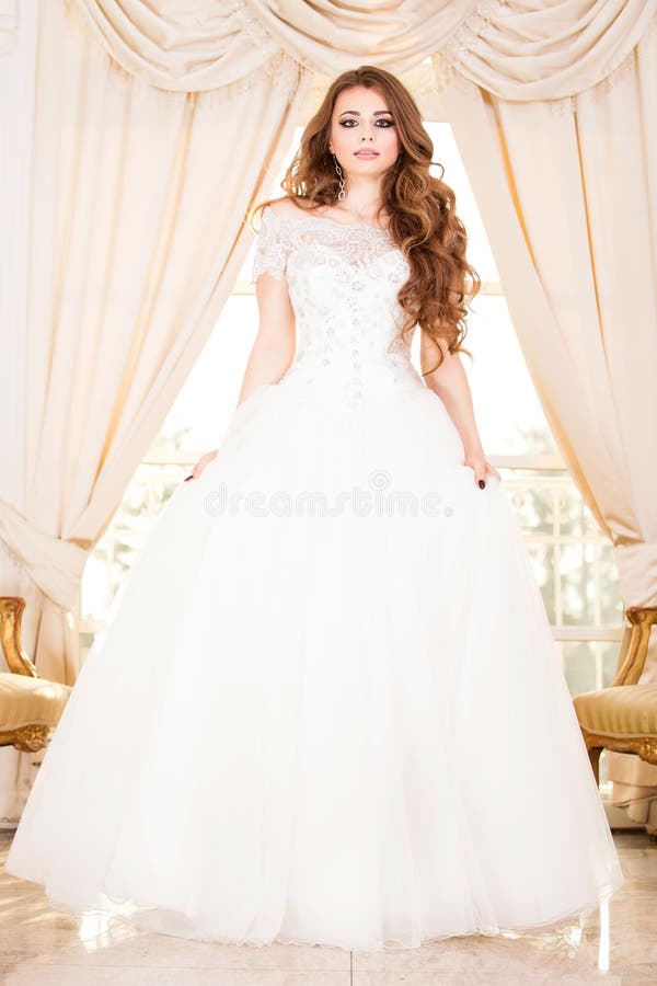 Levantamento elegante da mulher da noiva imagens de stock Levantamento elegante da mulher da noiva imagens de stock
