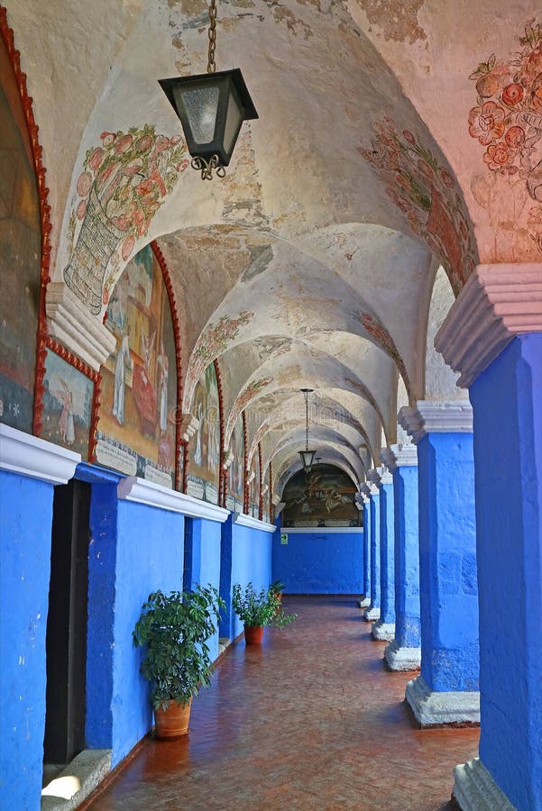 Levendige Blauwe Muur en Kolommen in Klooster van Santa Catalina Decorated met Godsdienstige Freskoschilderijen, Arequipa, Peru stock foto's Levendige Blauwe Muur en Kolommen in Klooster van Santa Catalina Decorated met Godsdienstige Freskoschilderijen, Arequipa, Peru stock foto's