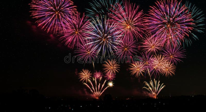 Levendige Fireworks-display, lichtend nachthemel royalty-vrije illustratie