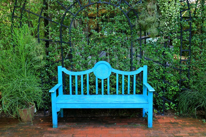 Dekking Sanctie creatief Levendige Turkooise Blauwe Gekleurde Houten Bank Op De Weg Van De  Terracottabaksteen in Groene Tuin Stock Foto - Image of  vrijetijdsbesteding, grafisch: 127213524