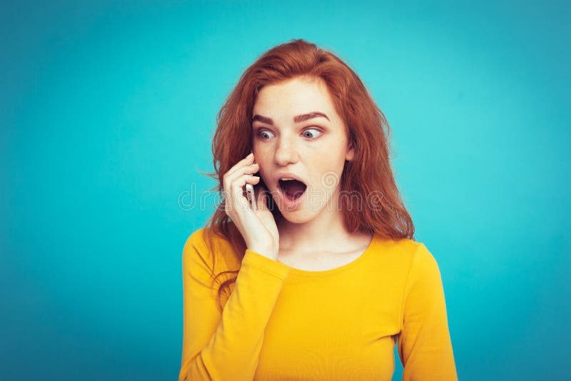 Levensstijl en Technologieconcept - Portret van het vrolijke gelukkige meisje van het gember rode haar met het blije en opwindend royalty-vrije stock afbeeldingen Levensstijl en Technologieconcept - Portret van het vrolijke gelukkige meisje van het gember rode haar met het blije en opwindend royalty-vrije stock afbeeldingen