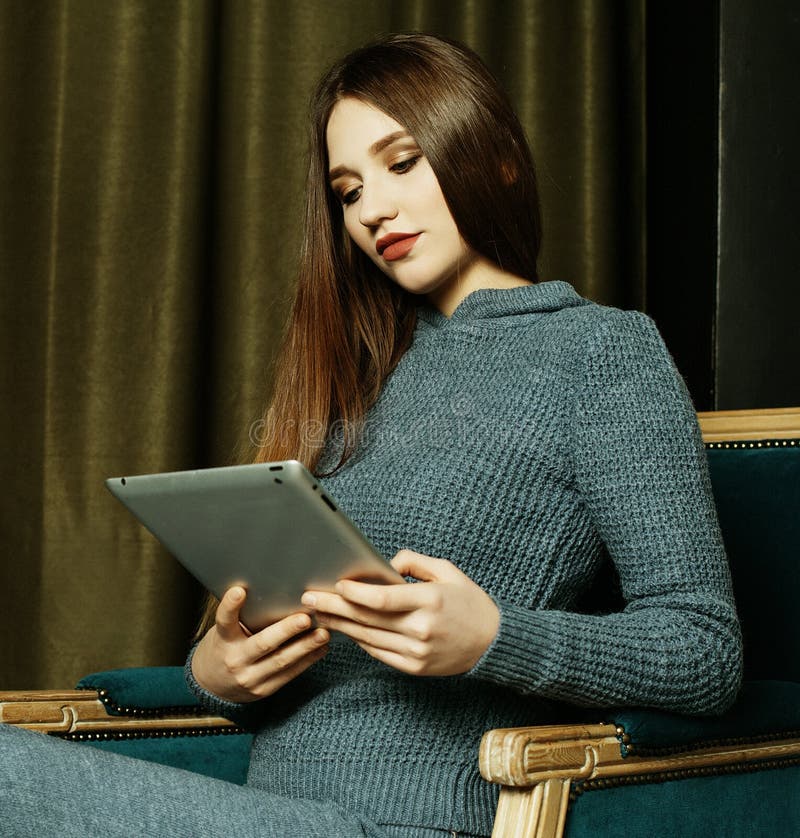 Levensstijl, mensen en tehnologyconcept: mooie vrouw die thuis met een tablet werken royalty-vrije stock foto Levensstijl, mensen en tehnologyconcept: mooie vrouw die thuis met een tablet werken royalty-vrije stock foto