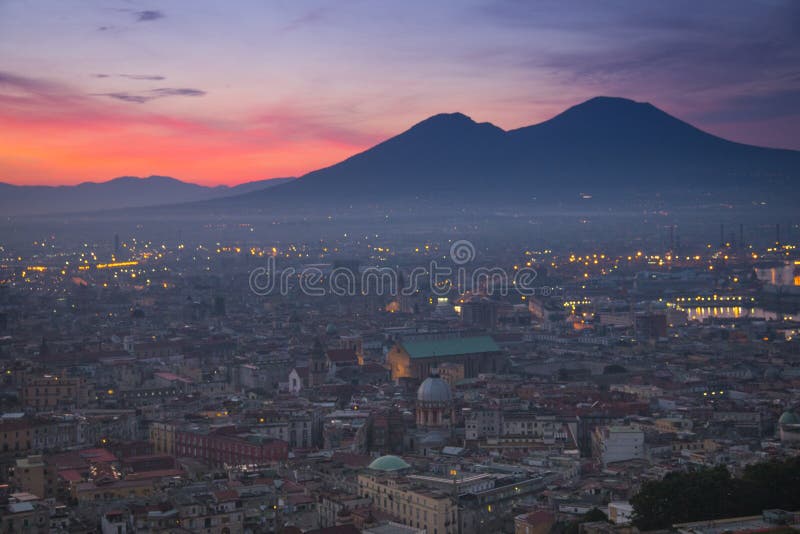 Lever de soleil au-dessus de Naples avec le Vésuve photo libre de droits Lever de soleil au-dessus de Naples avec le Vésuve photo libre de droits