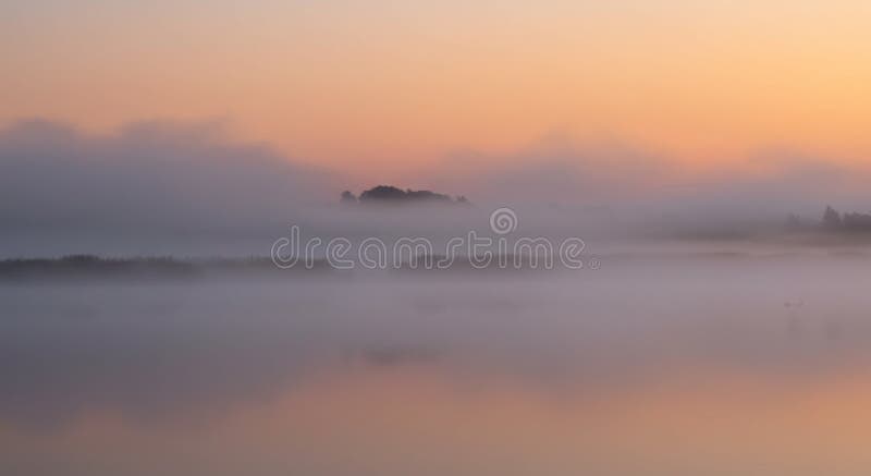 Lever De Soleil Au-Dessus Du Lac Foggy illustration de vecteur