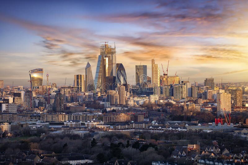 Lever de soleil au-dessus de l'horizon urbain de la ville de Londres, R-U images libres de droits Lever de soleil au-dessus de l'horizon urbain de la ville de Londres, R-U images libres de droits