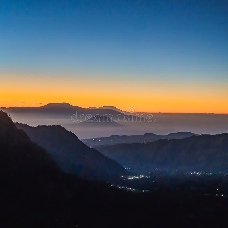 Lever de soleil au parc national de Bromo Tengger Semeru sur Java Island, Indonésie Vue sur le Bromo ou le Gunung Bromo dessus images libres de droits Lever de soleil au parc national de Bromo Tengger Semeru sur Java Island, Indonésie Vue sur le Bromo ou le Gunung Bromo dessus images libres de droits