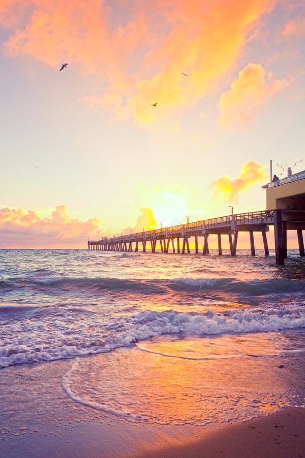 Lever de soleil au pilier en Dania Beach Florida photos libres de droits Lever de soleil au pilier en Dania Beach Florida photos libres de droits