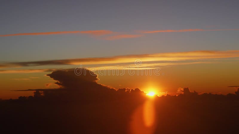 Lever de soleil avec hauteur. coucher de soleil dramatique. vue de l'aube au-dessus du nuage cumulonimbus depuis la fenêtre de l'a banque de vidéos
