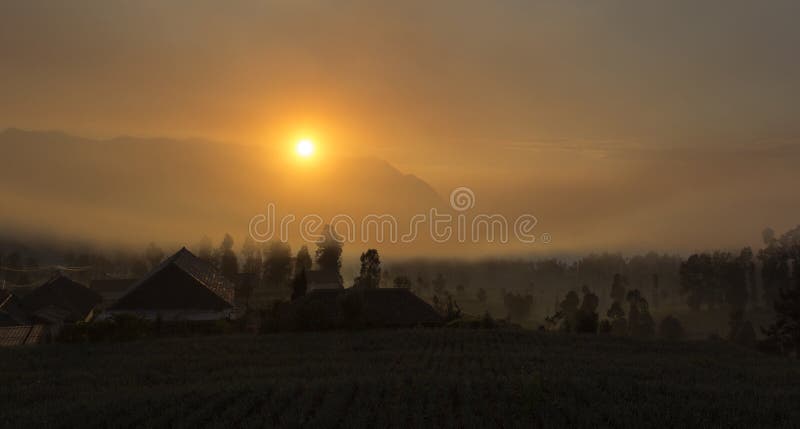 Lever de soleil avec le brouillard chez Cemoro Lawang photos stock Lever de soleil avec le brouillard chez Cemoro Lawang photos stock