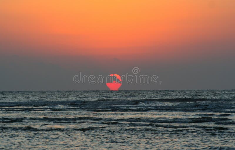Lever de soleil brillant au-dessus de l'océan photographie stock Lever de soleil brillant au-dessus de l'océan photographie stock