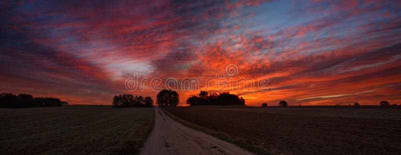 Lever de soleil brumeux d'automne images stock Lever de soleil brumeux d'automne images stock