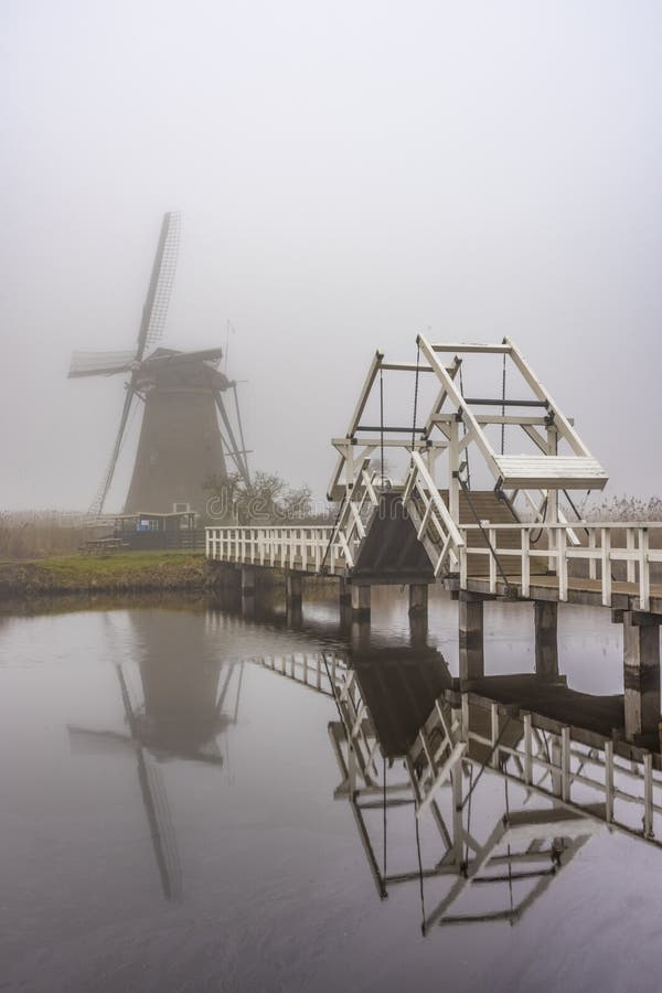 Lever de soleil brumeux et calme de moulin à vent images stock Lever de soleil brumeux et calme de moulin à vent images stock