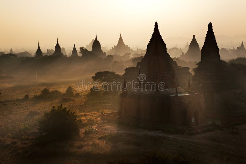 Lever de soleil chez Bagan, Myanmar photos stock Lever de soleil chez Bagan, Myanmar photos stock