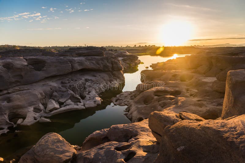 Lever de soleil chez Sam Phan Bok photographie stock libre de droits Lever de soleil chez Sam Phan Bok photographie stock libre de droits