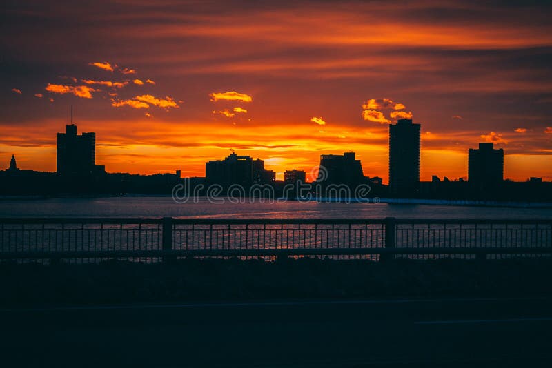 Lever de soleil de coucher du soleil derrière des bâtiments de ville photographie stock Lever de soleil de coucher du soleil derrière des bâtiments de ville photographie stock