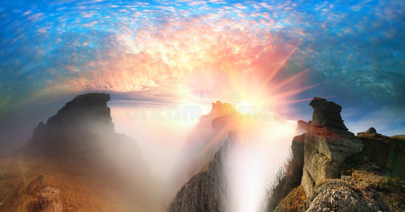 Lever de soleil criméen d'aube de roches images stock Lever de soleil criméen d'aube de roches images stock
