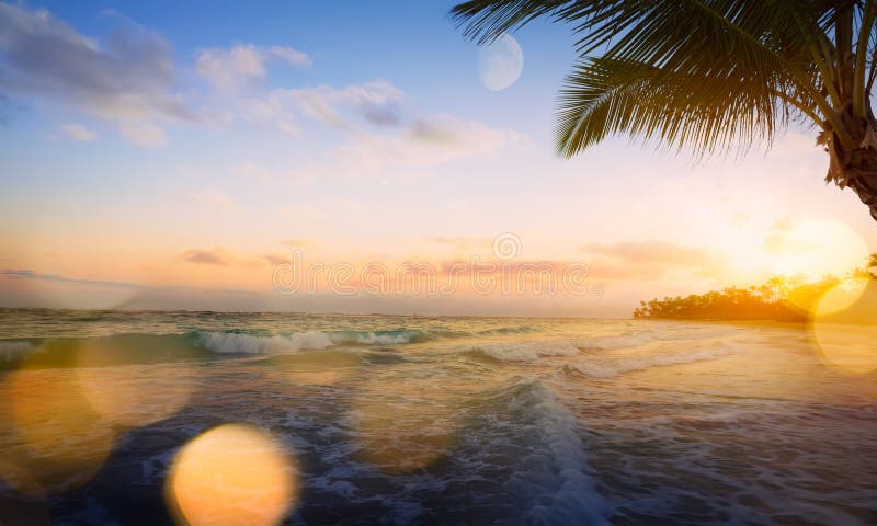 Lever de soleil d'Art Beautiful au-dessus de la plage tropicale image libre de droits Lever de soleil d'Art Beautiful au-dessus de la plage tropicale image libre de droits
